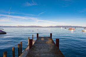 Lakefront Haven by Avantstay Minutes to Ski Resorts Private Dock Boat