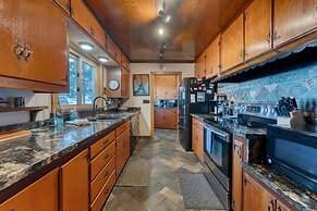 Lakefront Haven by Avantstay Minutes to Ski Resorts Private Dock Boat