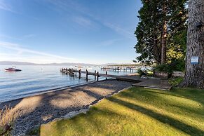 Lakefront Haven by Avantstay Minutes to Ski Resorts Private Dock Boat