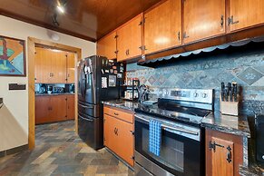 Lakefront Haven by Avantstay Minutes to Ski Resorts Private Dock Boat