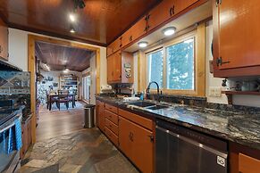 Lakefront Haven by Avantstay Minutes to Ski Resorts Private Dock Boat