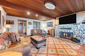 Lakefront Haven by Avantstay Minutes to Ski Resorts Private Dock Boat
