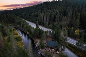 Riversong Lodge by Avantstay Sauna Hot Tub On The Truckee River
