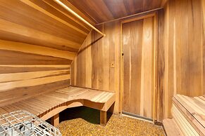 Riversong Lodge by Avantstay Sauna Hot Tub On The Truckee River