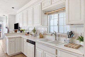 Canalfront Charmer by Avantstay Waterfront w Private Dock Hot Tub