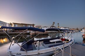 Canalfront Charmer by Avantstay Waterfront w Private Dock Hot Tub