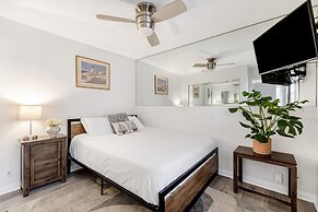 Canalfront Charmer by Avantstay Waterfront w Private Dock Hot Tub