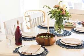 Canalfront Charmer by Avantstay Waterfront w Private Dock Hot Tub