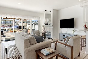 Canalfront Charmer by Avantstay Waterfront w Private Dock Hot Tub