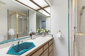 Canalfront Charmer by Avantstay Waterfront w Private Dock Hot Tub