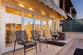 Canalfront Charmer by Avantstay Waterfront w Private Dock Hot Tub