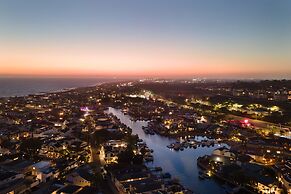 Canalfront Charmer by Avantstay Waterfront w Private Dock Hot Tub