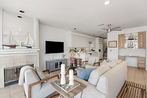 Canalfront Charmer by Avantstay Waterfront w Private Dock Hot Tub