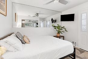 Canalfront Charmer by Avantstay Waterfront w Private Dock Hot Tub