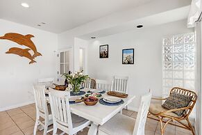 Canalfront Charmer by Avantstay Waterfront w Private Dock Hot Tub