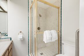 Canalfront Charmer by Avantstay Waterfront w Private Dock Hot Tub