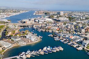 Canalfront Charmer by Avantstay Waterfront w Private Dock Hot Tub