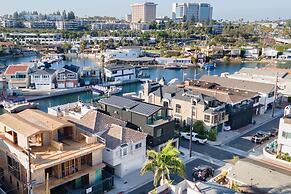 Canalfront Charmer by Avantstay Waterfront w Private Dock Hot Tub