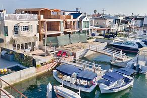 Canalfront Charmer by Avantstay Waterfront w Private Dock Hot Tub