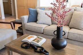 Canalfront Charmer by Avantstay Waterfront w Private Dock Hot Tub