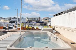 Canalfront Charmer by Avantstay Waterfront w Private Dock Hot Tub