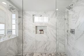 Canalfront Charmer by Avantstay Waterfront w Private Dock Hot Tub