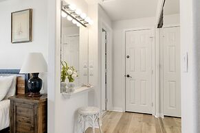 Canalfront Charmer by Avantstay Waterfront w Private Dock Hot Tub