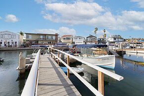 Canalfront Charmer by Avantstay Waterfront w Private Dock Hot Tub