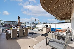 Canalfront Charmer by Avantstay Waterfront w Private Dock Hot Tub