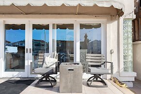 Canalfront Charmer by Avantstay Waterfront w Private Dock Hot Tub