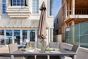 Canalfront Charmer by Avantstay Waterfront w Private Dock Hot Tub