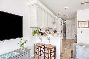 Canalfront Charmer by Avantstay Waterfront w Private Dock Hot Tub