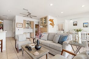 Canalfront Charmer by Avantstay Waterfront w Private Dock Hot Tub