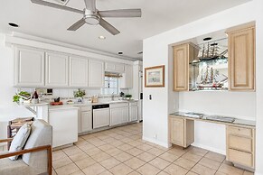 Canalfront Charmer by Avantstay Waterfront w Private Dock Hot Tub