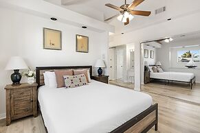 Canalfront Charmer by Avantstay Waterfront w Private Dock Hot Tub