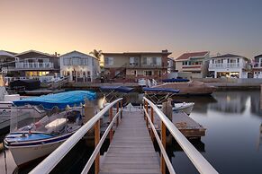 Canalfront Charmer by Avantstay Waterfront w Private Dock Hot Tub