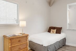 Canalfront Charmer by Avantstay Waterfront w Private Dock Hot Tub