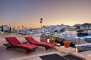 Canalfront Charmer by Avantstay Waterfront w Private Dock Hot Tub