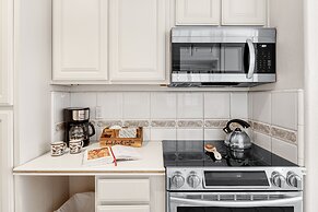 Canalfront Charmer by Avantstay Waterfront w Private Dock Hot Tub