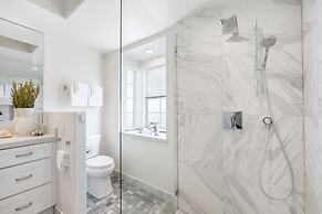 Canalfront Charmer by Avantstay Waterfront w Private Dock Hot Tub