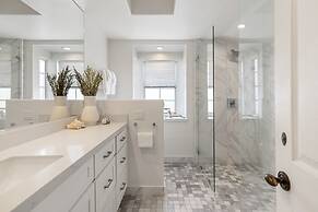 Canalfront Charmer by Avantstay Waterfront w Private Dock Hot Tub