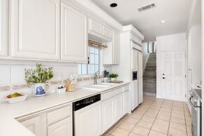 Canalfront Charmer by Avantstay Waterfront w Private Dock Hot Tub