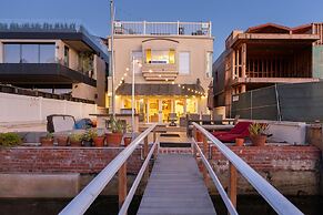 Canalfront Charmer by Avantstay Waterfront w Private Dock Hot Tub