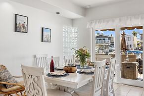 Canalfront Charmer by Avantstay Waterfront w Private Dock Hot Tub