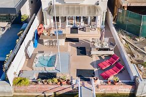 Canalfront Charmer by Avantstay Waterfront w Private Dock Hot Tub