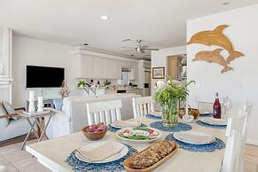 Canalfront Charmer by Avantstay Waterfront w Private Dock Hot Tub