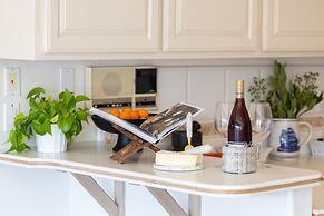 Canalfront Charmer by Avantstay Waterfront w Private Dock Hot Tub