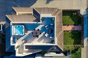 Sunset Serenity by Avantstay Rooftop w Hot Tub Fire Pit 3 Blocks to Be