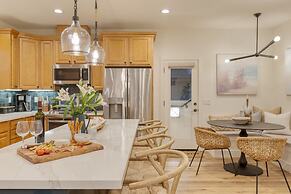 Sunset Serenity by Avantstay Rooftop w Hot Tub Fire Pit 3 Blocks to Be