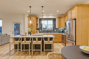 Sunset Serenity by Avantstay Rooftop w Hot Tub Fire Pit 3 Blocks to Be